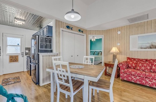 Myrtle Beach Cottage | Private Seaside Cottage. Pool Access, Balcony, Outdoor Bar, Short Walk To Beach!