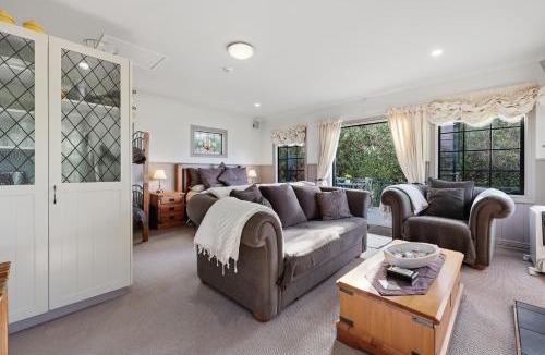 Ahuriri Flat House | Private seaside couples hideaway
