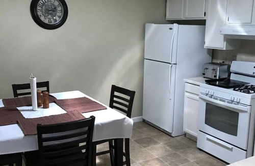 Eureka House | Quiet 2BR Garage Yard EV Charger – Eureka