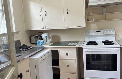 Dunedin Apartment | Quiet Self contained apartment, walking distance to city