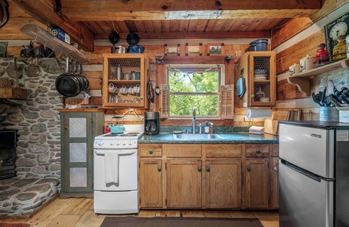 Weaverville Cabin | Quintessential Private Log Cabin with New Hot Tub