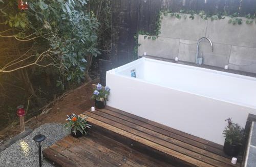 Raglan House | Raglan park rest and stay cabins - Private studio