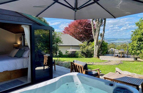 Raglan Cottage | Raglan View Cottage with Spa Pool