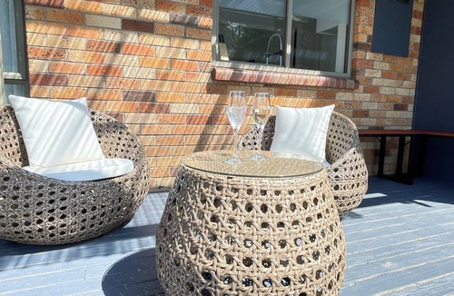 Glenbrook House | Relax in Style: Beachfront Getaway