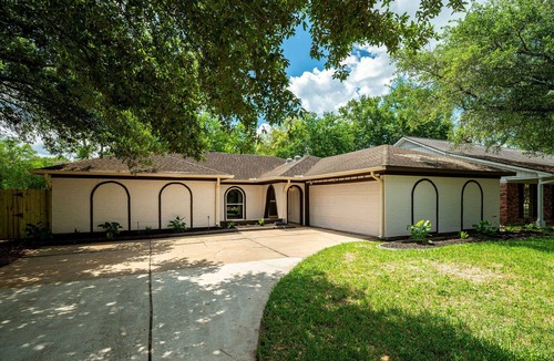 Clear Lake House | Relax & Play: Saint Cloud Home with Cozy Porch and Game Room Fun