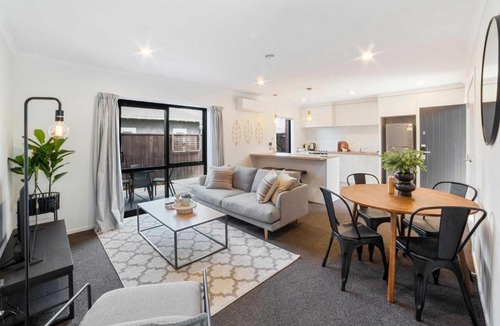 Frankton Apartment | Relaxed Stay in Modern Comfort - By Superior Stays