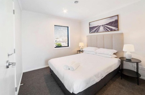 Frankton Apartment | Relaxed Stay in Modern Comfort - By Superior Stays
