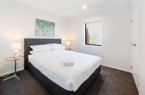 Frankton Apartment | Relaxed Stay in Modern Comfort - By Superior Stays