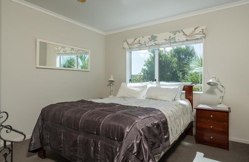 Ruakaka House | Relaxing Ruakaka with Spa - Ruakaka Holiday Home