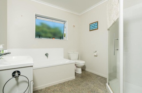 Ruakaka House | Relaxing Ruakaka with Spa - Ruakaka Holiday Home
