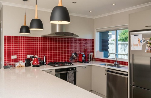 Ruakaka House | Relaxing Ruakaka with Spa - Ruakaka Holiday Home