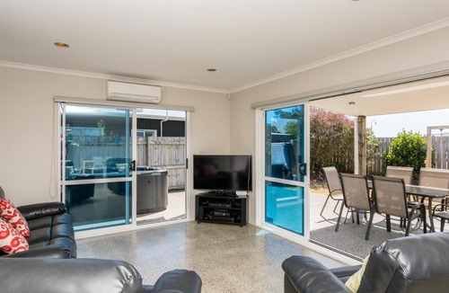 Ruakaka House | Relaxing Ruakaka with Spa - Ruakaka Holiday Home