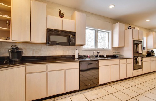 Hoffman Estates Villa | Relaxing Sauna: Hoffman Estates Villa in Elgin!