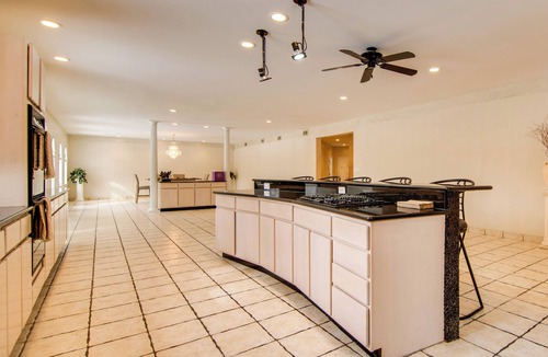 Hoffman Estates Villa | Relaxing Sauna: Hoffman Estates Villa in Elgin!