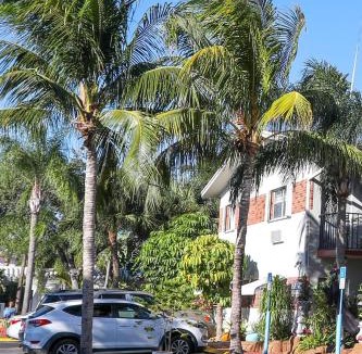 Hollywood Lakes Hotel | Richard's Motel Studios