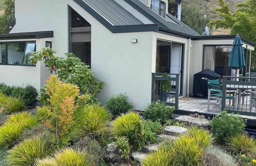 Wanaka House | Rippon Lea - Wanaka - Relax and unwind, or set out on an adventure