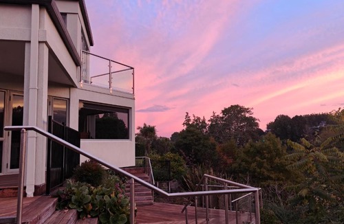 Hamilton North Villa | River Edge Retreat 4 Bedrooms