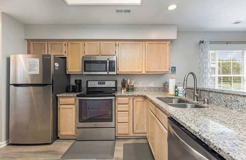 Carolina Forest Condo | River Oaks Condo-King Bed, Balcony, Pools+Hot Tub