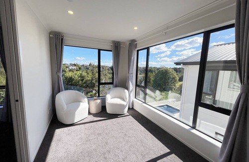 Hamilton House | Riverview Sunset Getaway - 4 bedroom 2.5 bathroom and stunning view