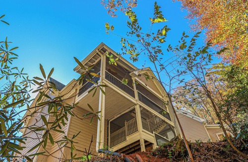 Clarkesville Apartment | Romantic Riverside Retreat with Waterfall Trail at Your Door