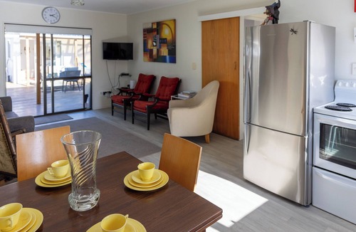 Whiritoa Cottage | Ronas - Whiritoa Beach Bach