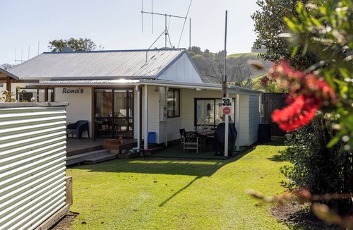 Whiritoa Cottage | Ronas - Whiritoa Beach Bach