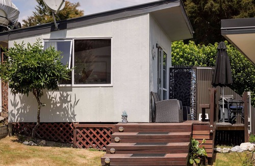 Kaiteriteri Cabin | Rowling Road Studio – Cosy Kaiteriteri Base with Partial Water Views
