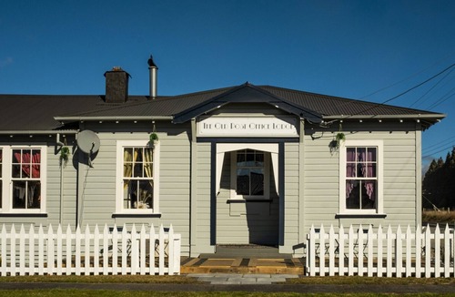 Owhango House | Ruapehu's Owhango OLD POST OFFICE 4-7 Bdr Holiday Home with Sauna & SpaPool