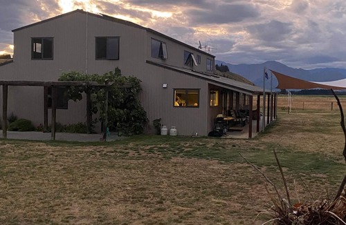 Wanaka House | Rural, idyllic, and 360 degree views! Spacious and only 15 minutes from Wanaka.