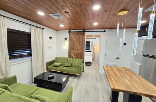 College Park House | Rustic Chic Tiny house @College/Winter Pk. Sleep 4