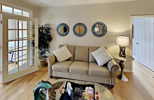 Vaught House | Savannah Shore 5 Walking distance to the beach!!