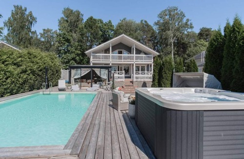 Salo Villa | Seafront Villa - Pool - Jacuzzi - Gym - Beach
