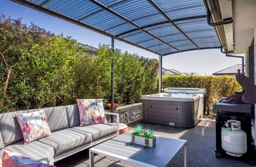 Kaiapoi House | Silverstream Kaiapoi Retreat – 3BR Home with Spa & Sun-Filled Living