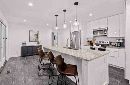 Mount Pleasant House | Six Mile Abode-5 Miles to Beach-huge Yard