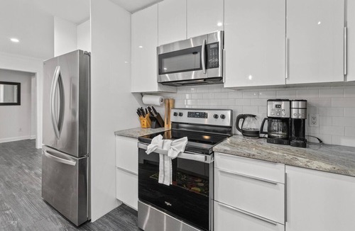 Mount Pleasant House | Six Mile Abode-5 Miles to Beach-huge Yard