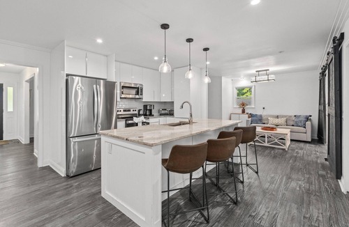 Mount Pleasant House | Six Mile Abode-5 Miles to Beach-Huge Yard