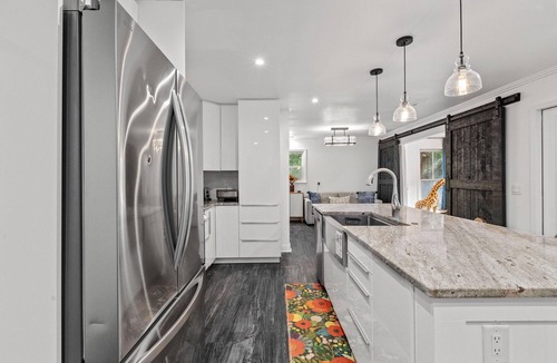 Mount Pleasant House | Six Mile Abode-5 Miles to Beach-Huge Yard