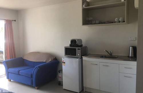 Omapere Apartment | Sneezle Beezle Studio Apartment