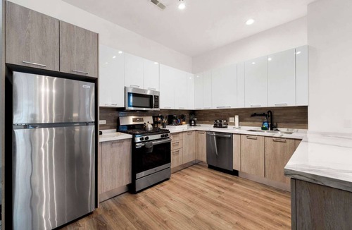 Near South Side House | South Loop · 3 Kings · Steps from McCormick Place