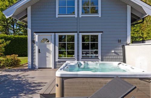 Kvicksund Villa | Spa cabin with jacuzzi and firewood sauna