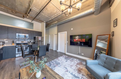Near South Side House | Spacious 2BR Unit with Skyline View Near McCormick Place & Soldier Field