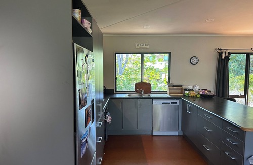 Whangapoua House | Spacious 4-bedroom house in terrific Whangapoua with WiFi