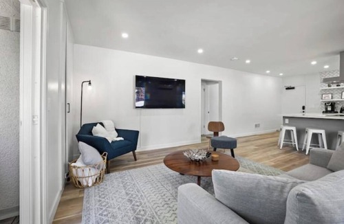 Lamanda Park Apartment | Spacious Apt w/2BR - City Center