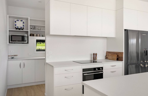 Cooks Beach House | Spacious bach close to the beach