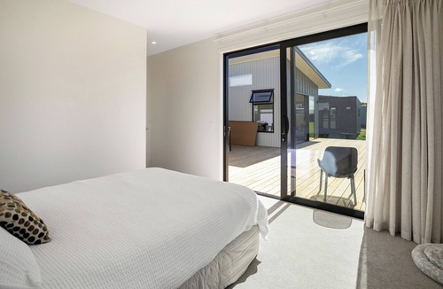 Cooks Beach House | Spacious bach close to the beach