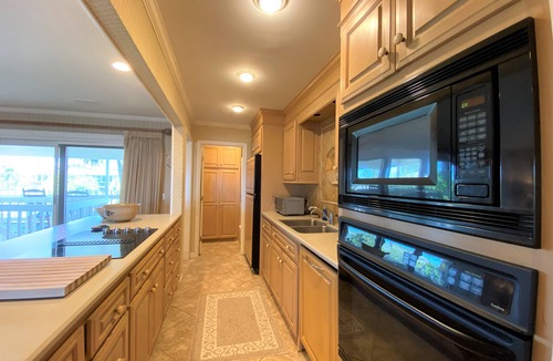 Edisto Island House | Spacious Beachfront Home;Screened Porch; Sunset Views & Dolphin Sightings: CableTV/WiFi