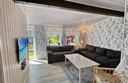 Ingelstad Villa | Spacious Cabin for Work Crews, 10 Beds!