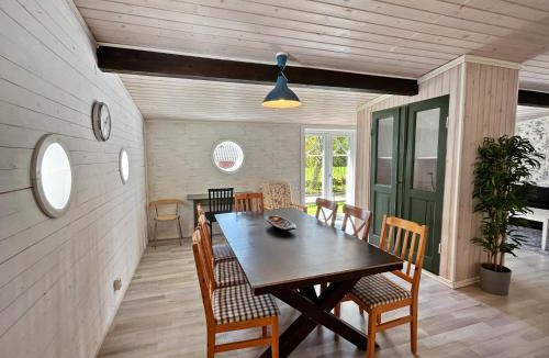 Ingelstad Villa | Spacious Cabin for Work Crews, 10 Beds!
