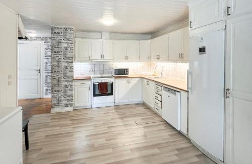Ingelstad Villa | Spacious Cabin for Work Crews, 10 Beds!