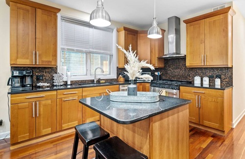 Pulaski Park Condo | Spacious Duplex - 4BD/3BA - Sleeps 12!